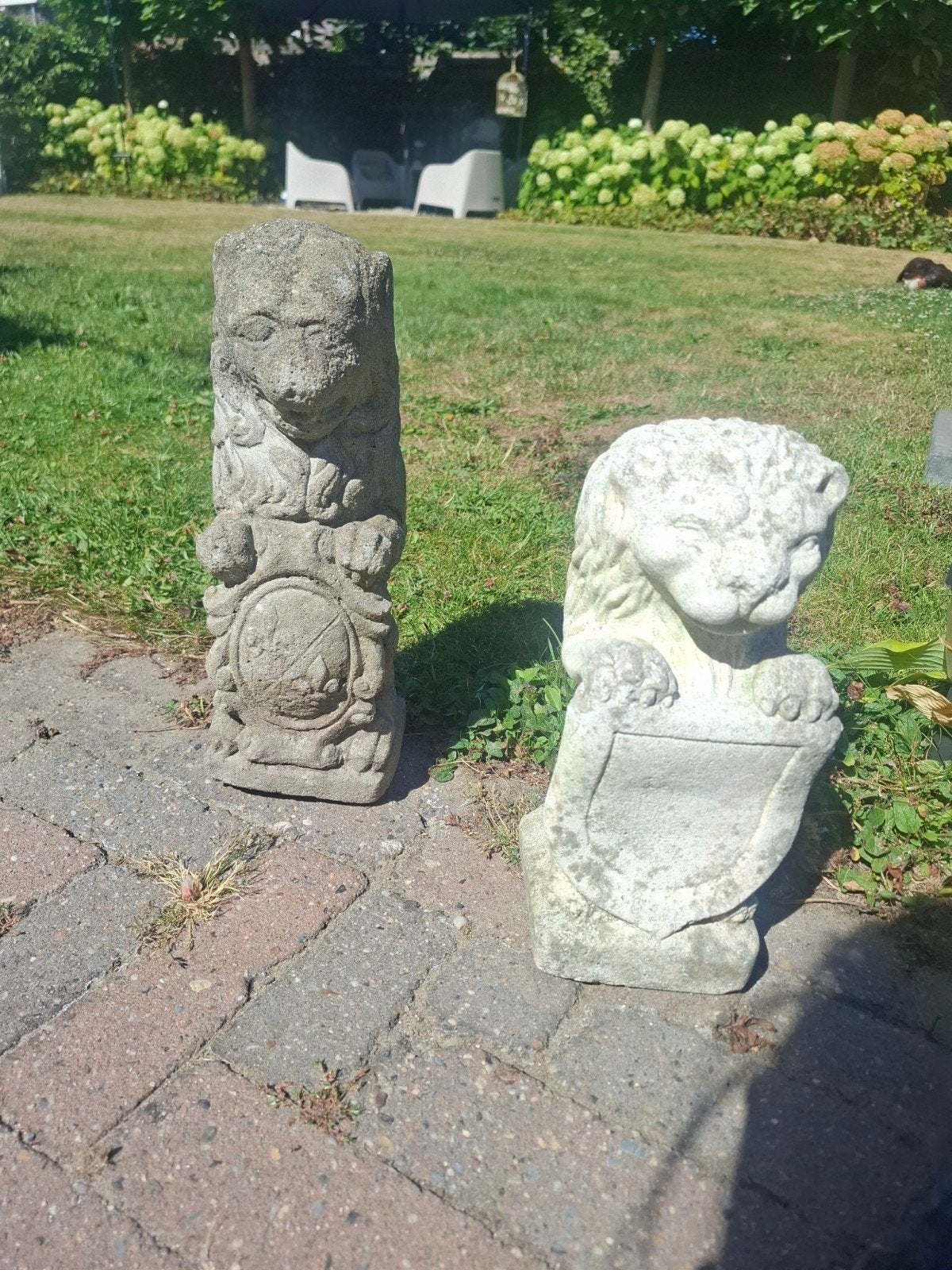Twee stenen leeuwenbeelden voor tuin of decoratie, Ophalen of Verzenden, Zoogdier, Steen of Keramiek, Beeld