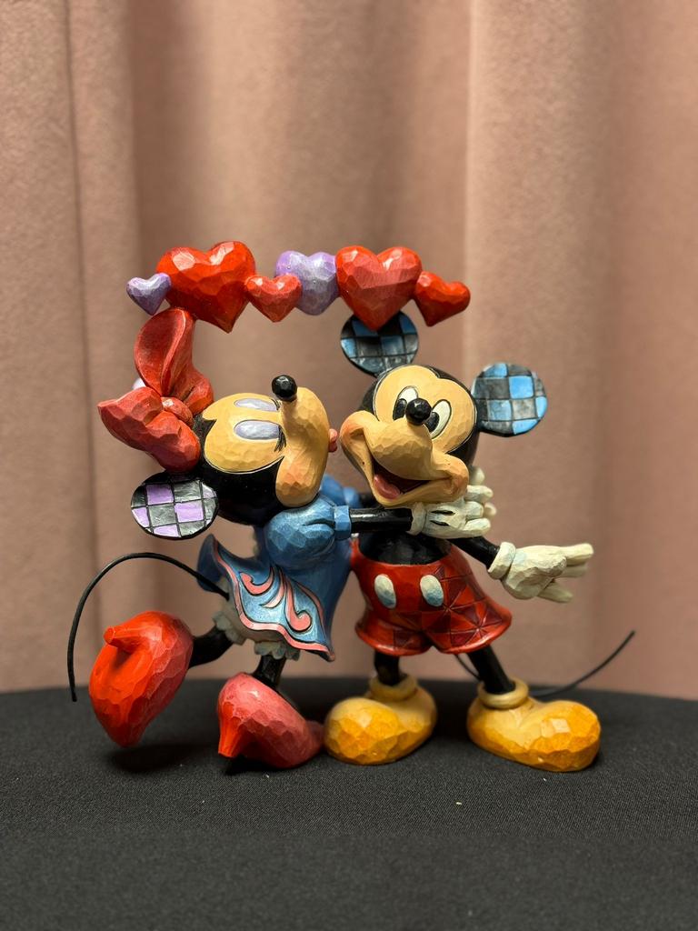 Disney Traditions Mickey & Minnie Mouse ‘Love is in the Air’, Verzamelen, Beelden en Beeldjes, Ophalen of Verzenden, Zo goed als nieuw