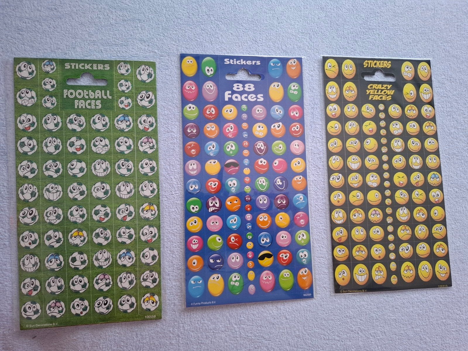 3 pakjes nieuwe stickers: voetbal, gezichten en emoticons, Verzamelen, Ophalen of Verzenden, Nieuw, Overige typen