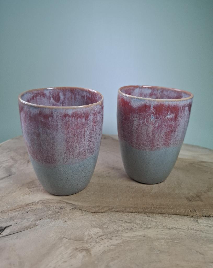 2cHandgemaakte keramiek bekers 'grey red', Huis en Inrichting, Keuken | Servies, Keramiek, Nieuw, Ophalen of Verzenden, Overige stijlen