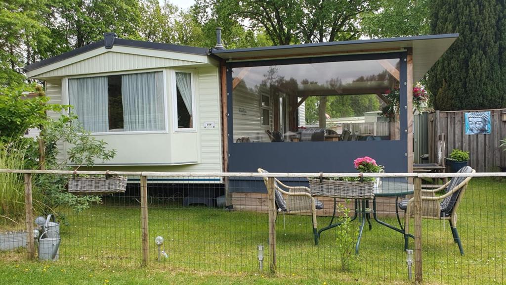 Stacaravan met overkapping en uitzicht op het water