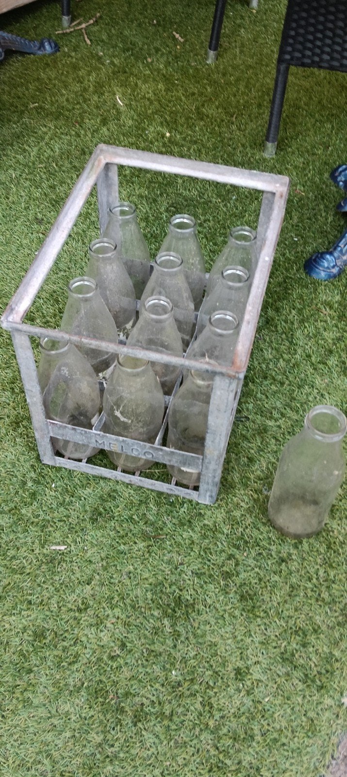Metalen  melk krat met melk flessen, Ophalen