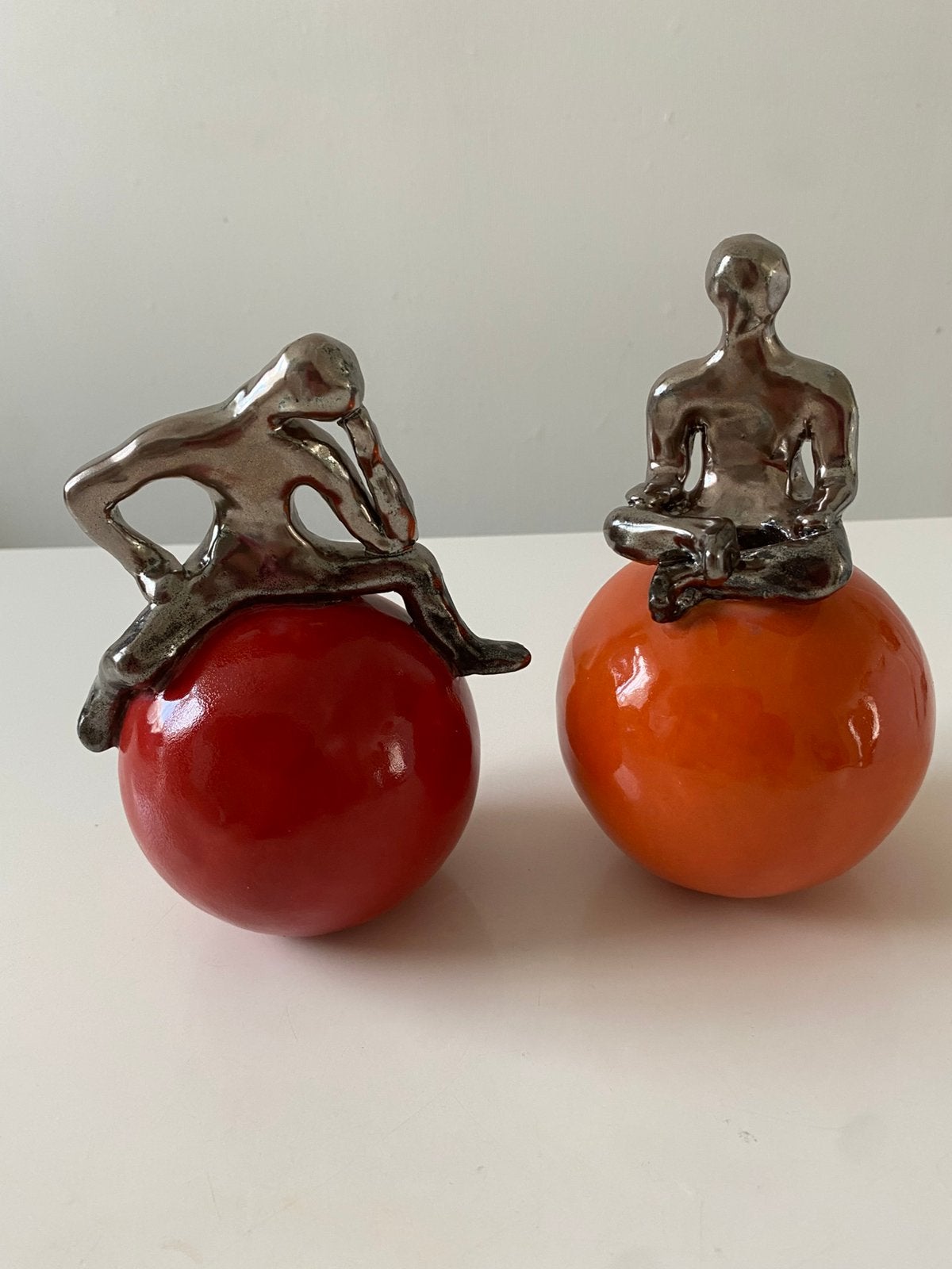 Set van 2 moderne beelden: Denker en Mediterende op bal, Verzamelen, Ophalen of Verzenden, Zo goed als nieuw