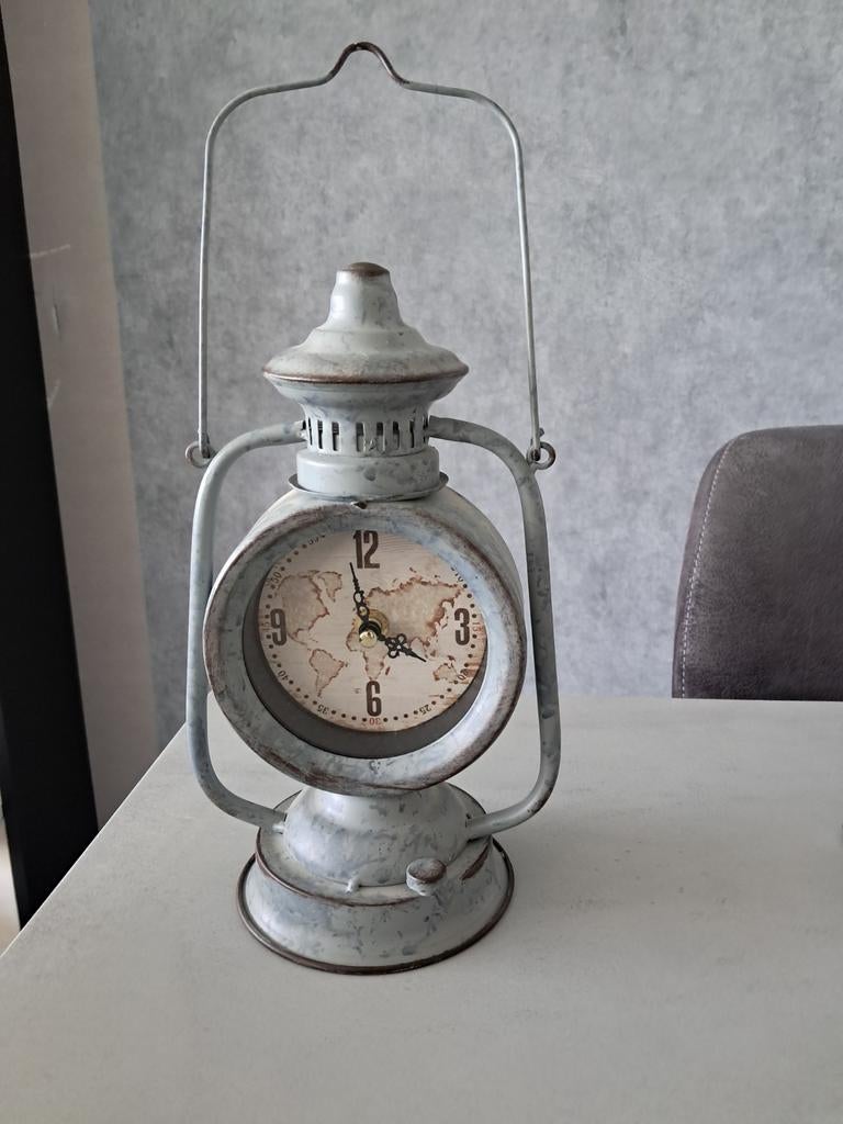 Decoratieve lantaarnklok met wereldkaart wijzerplaat, Ophalen of Verzenden, Gebruikt, Analoog, Wekker of Tafelklok