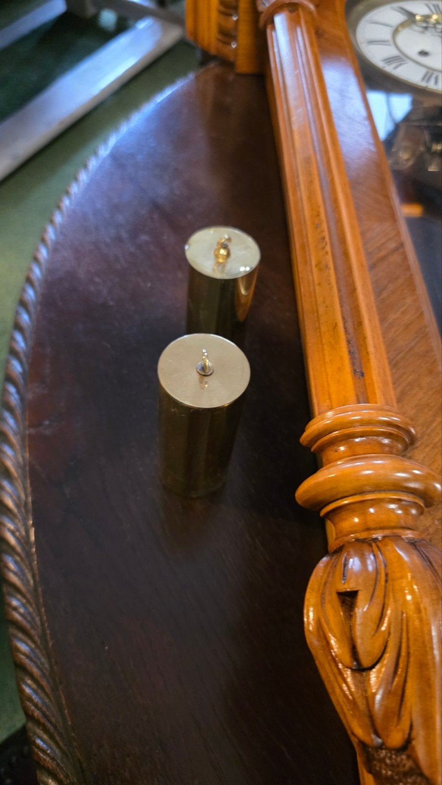 zeer grote notenhouten twee gewichten, Ophalen
