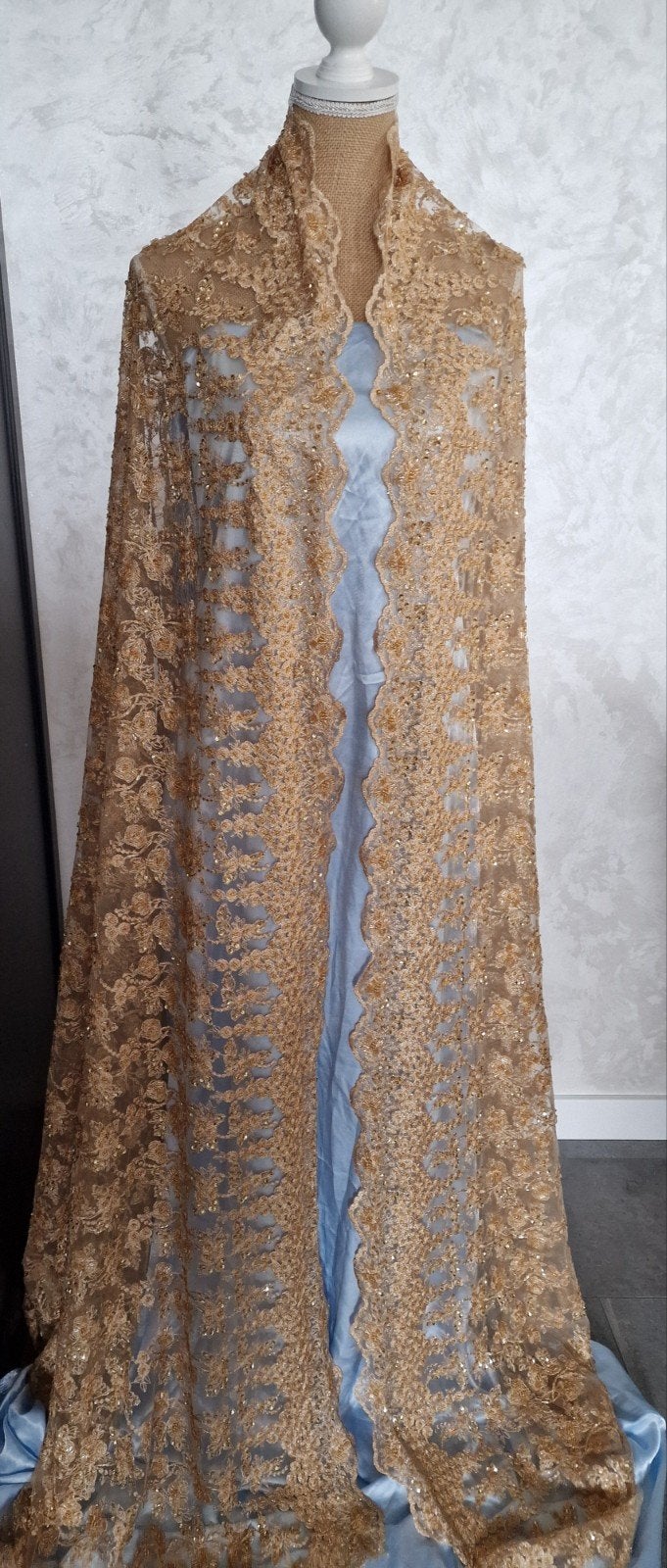 Gouden Kantstof met Kralen en Pailletten, Hobby en Vrije tijd, Stoffen en Lappen, Overige kleuren, Ophalen of Verzenden, 30 tot 120 cm