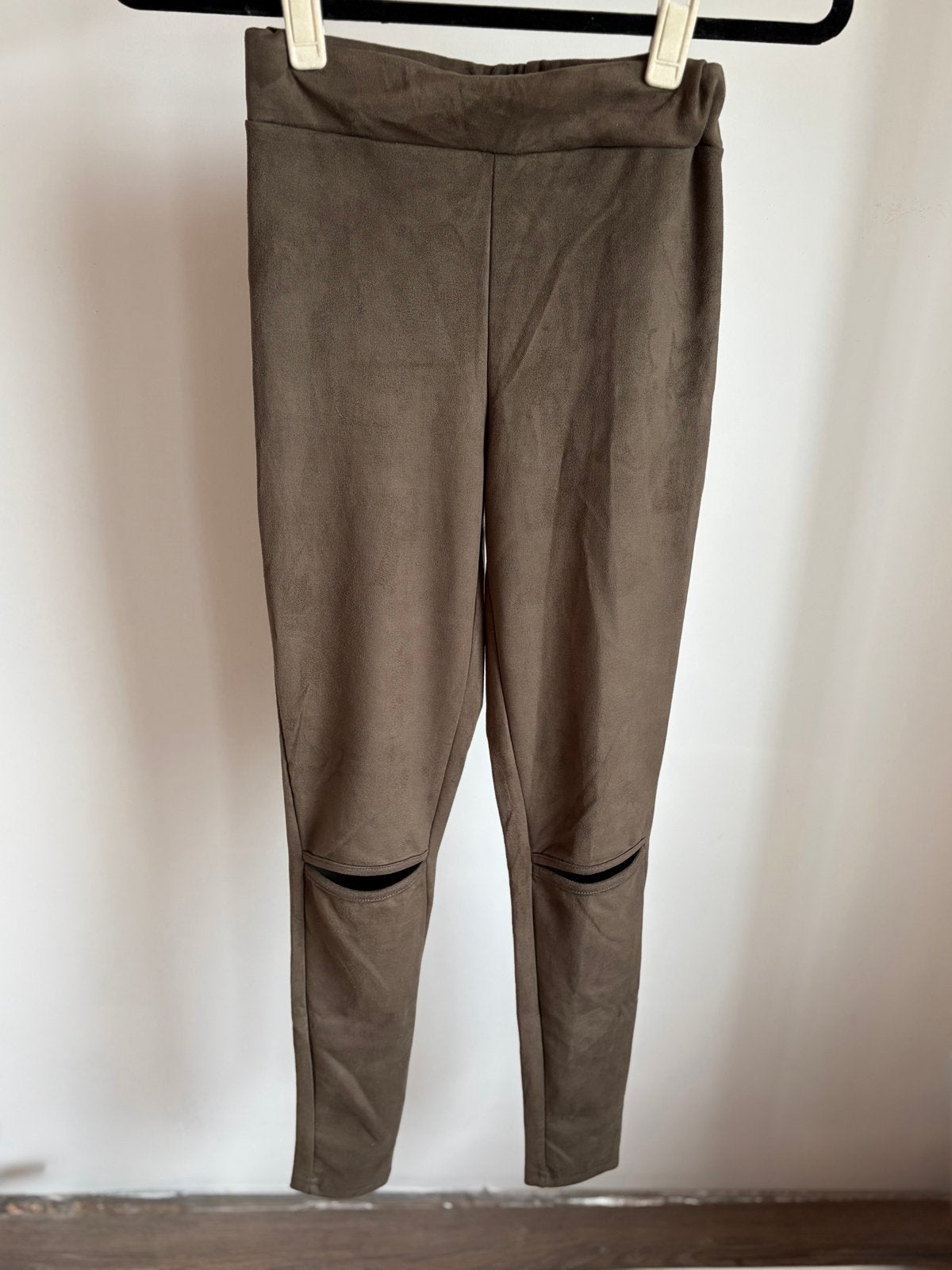 Nieuwe khaki broek velours-/suèdelook S Nieuw, Legging, Maat 36/38 (S), Nieuw, Ophalen of Verzenden