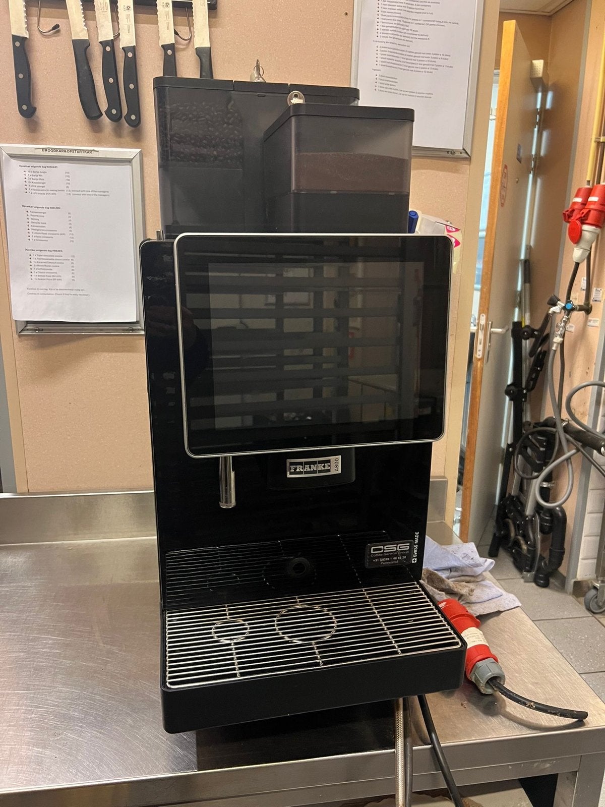Franke A800 Koffiemachine met melkkoeler, Witgoed en Apparatuur, Koffiezetapparaten, Gebruikt, Koffiebonen, Koffiemachine, 10 kopjes of meer