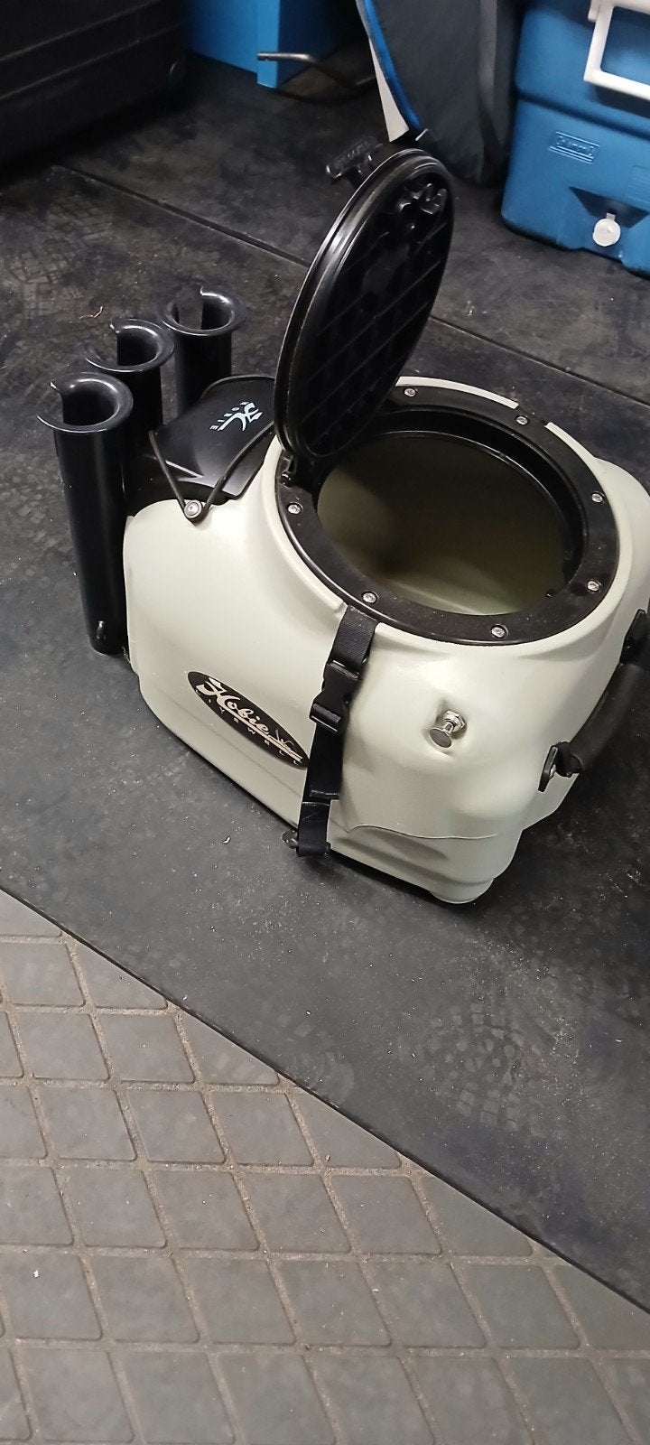 Hobie Livewell ( voor Hobie kano ) Compleet  met hengelhoude, Watersport en Boten, Ophalen of Verzenden, Zo goed als nieuw, Kleding