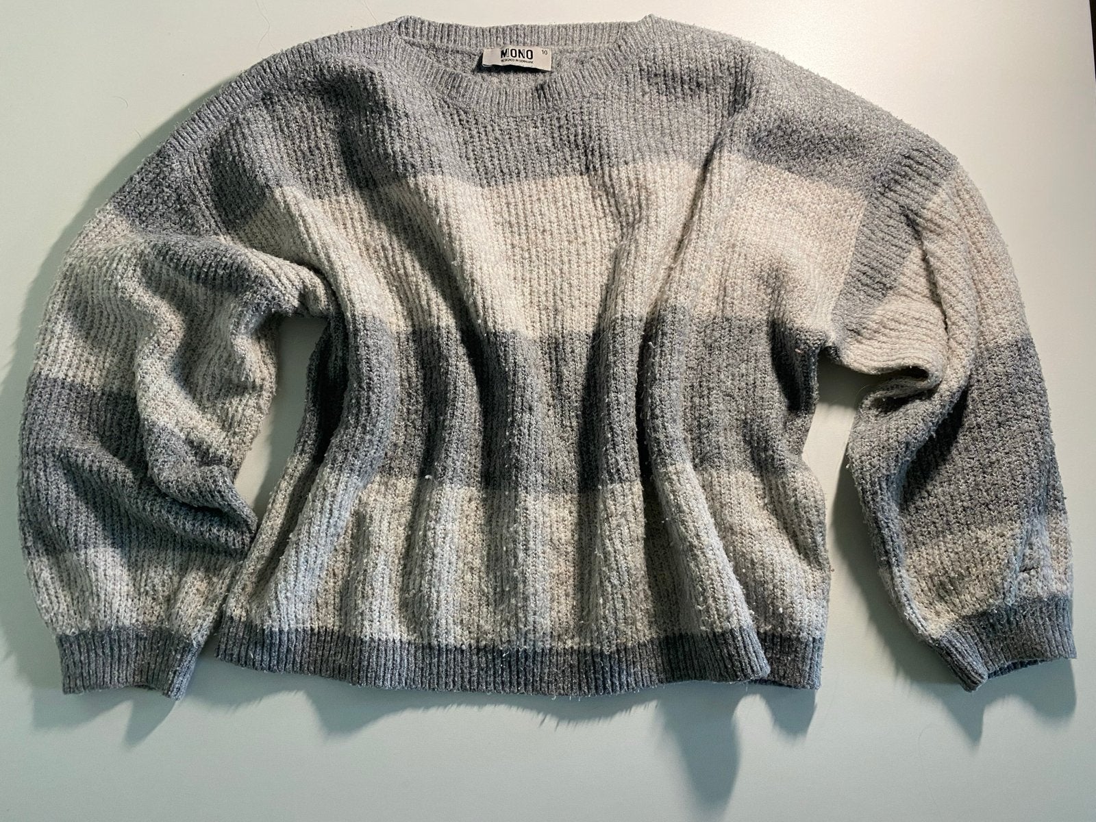 MONO Gestreepte Trui - Grijs/Wit, Kleding | Dames, Truien en Vesten, Ophalen of Verzenden, Gedragen, Maat 38/40 (M), Grijs
