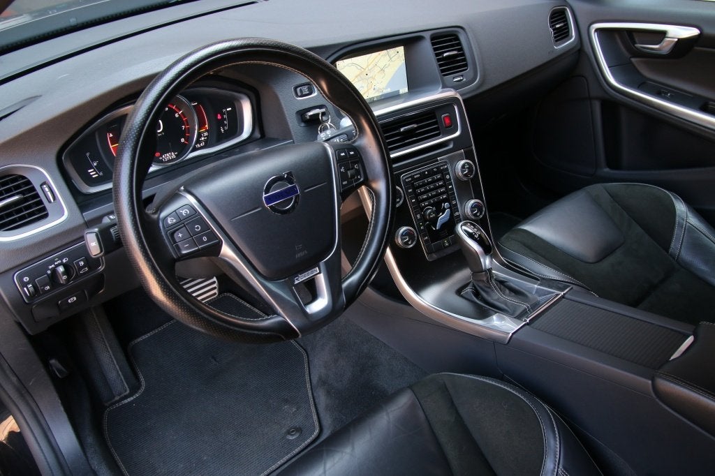Volvo V60 2.0 T4 Momentum R-Design | Camera achter | Parkeer, Auto's, Volvo, Automaat, Gebruikt, 4 cilinders, Zwart