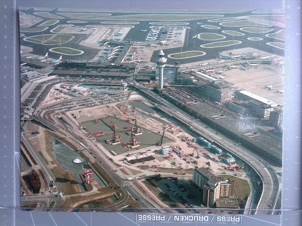 Luchthaven Schiphol luchtfoto in kleurendruk (Persfoto), Gebruikt, Verzenden, 1980 tot heden, Foto