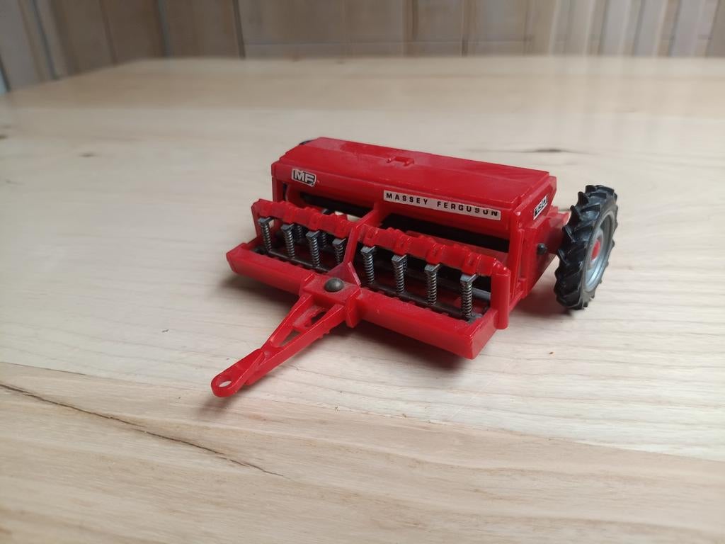 Siku Massey Ferguson Zaaimachine 1:32, Ophalen