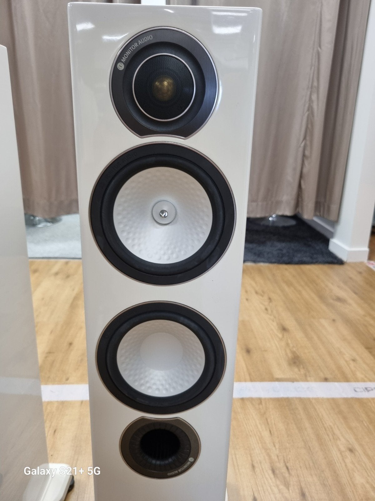 Monitor Audio RX6 Hoogglans wit-Nieuwstaat!, Vloerstaande luidspreker, 120 tot 150 watt, //, Zo goed als nieuw