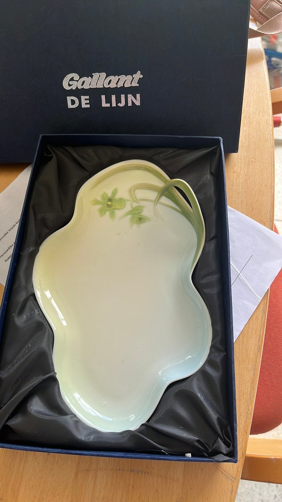 Porceleinen schaaltje wit met groene versiering, Ophalen of Verzenden, Overige stijlen, Porselein, Schaal of Schalen