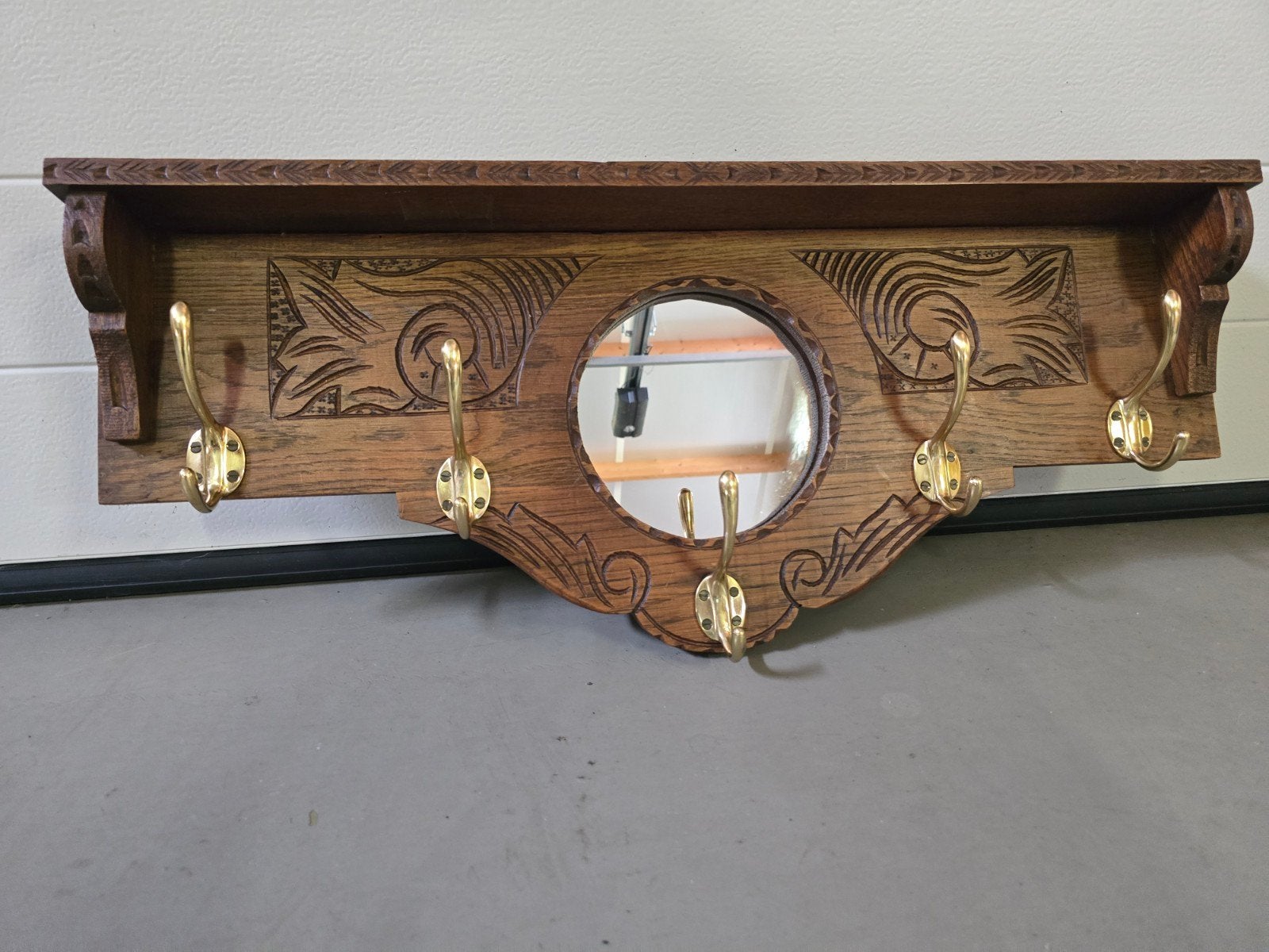 Antieke houten wandkapstok met spiegel en koperen haken, Huis en Inrichting, Wandkapstok, Gebruikt, Ophalen of Verzenden, Minder dan 100 cm