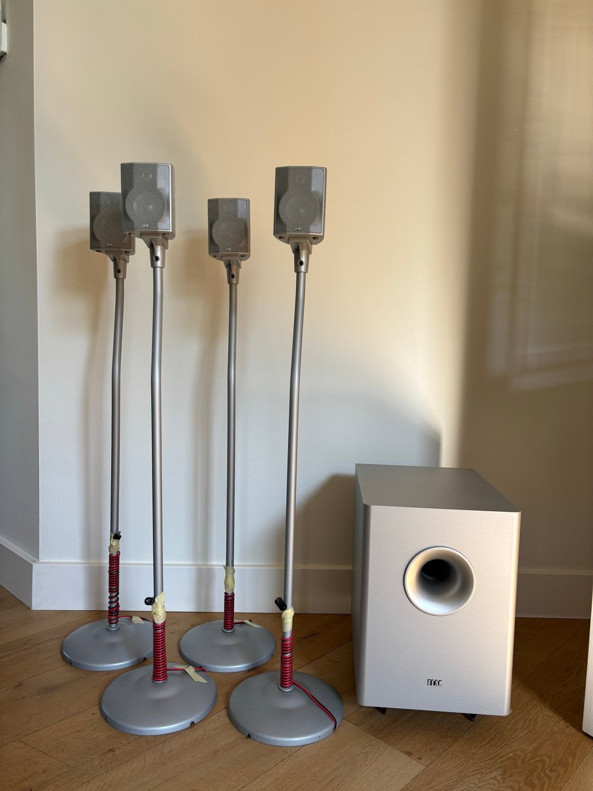 ELAC Surroundset met subwoofer en 4 speakers op statieven, Gebruikt, Surroundset, Geschikt voor surround/home cinema, Ophalen