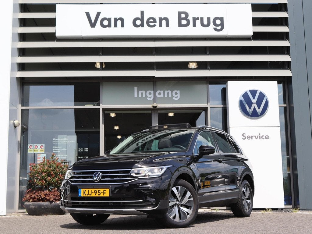 Volkswagen Tiguan 1.4 TSI 245 pk DSG eHybrid Elegance | Pano, Auto's, Volkswagen, 1716 kg, Stof, 4 cilinders, Zwart