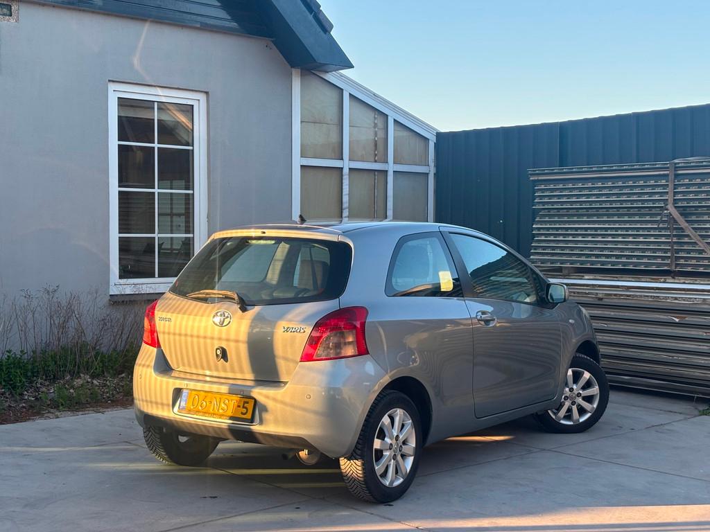 Toyota Yaris 1.0 VVTi + | Airco | El. Ramen | Sportvelgen |, Auto's, Toyota, Voorwielaandrijving, 970 kg, 750 kg, Bedrijf
