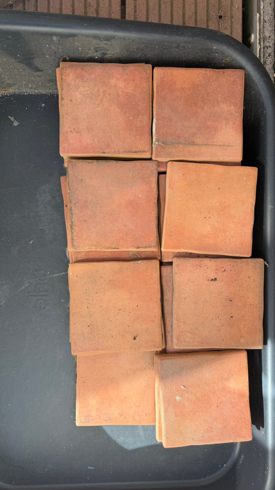Doos van 60 terracotta tegeltjes (10 bij 10 cm), Ophalen, Zo goed als nieuw