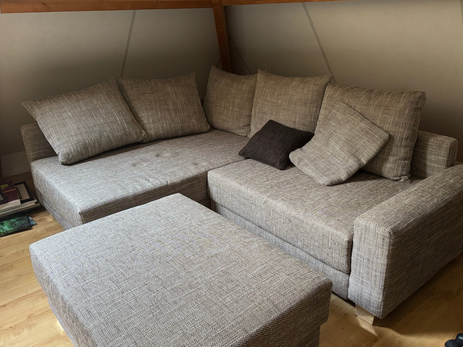 Comfortabele hoekbank met poef - Zo goed als nieuw, Huis en Inrichting, Ophalen, 250 tot 300 cm, 100 tot 125 cm, Hoekbank