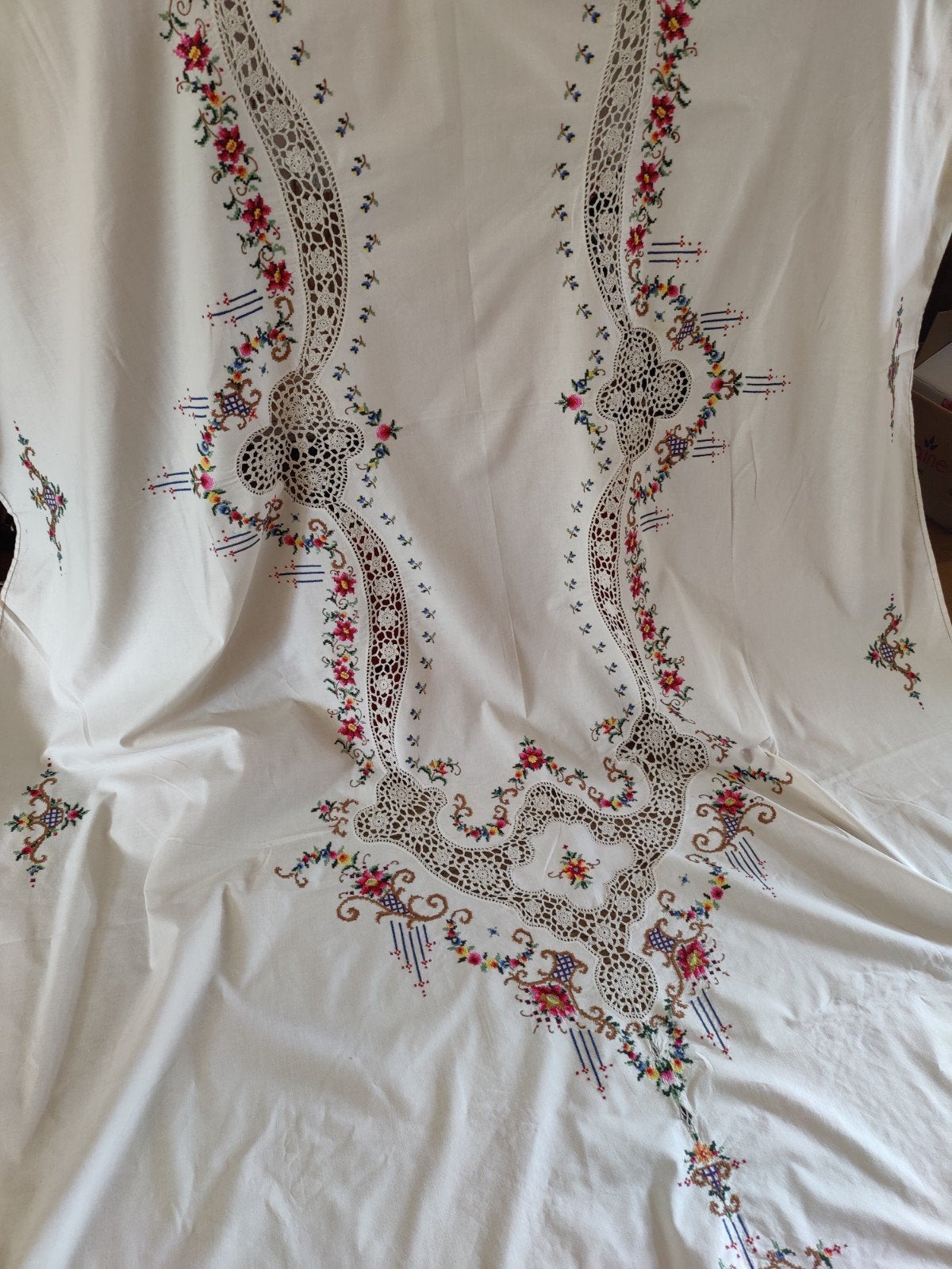 Groot geborduurd tafelkleed & servetten nieuw 260/165, Huis en Inrichting, Keuken | Textiel, Verzenden, Nieuw, Wit, Tafelkleed of Tafelzeil