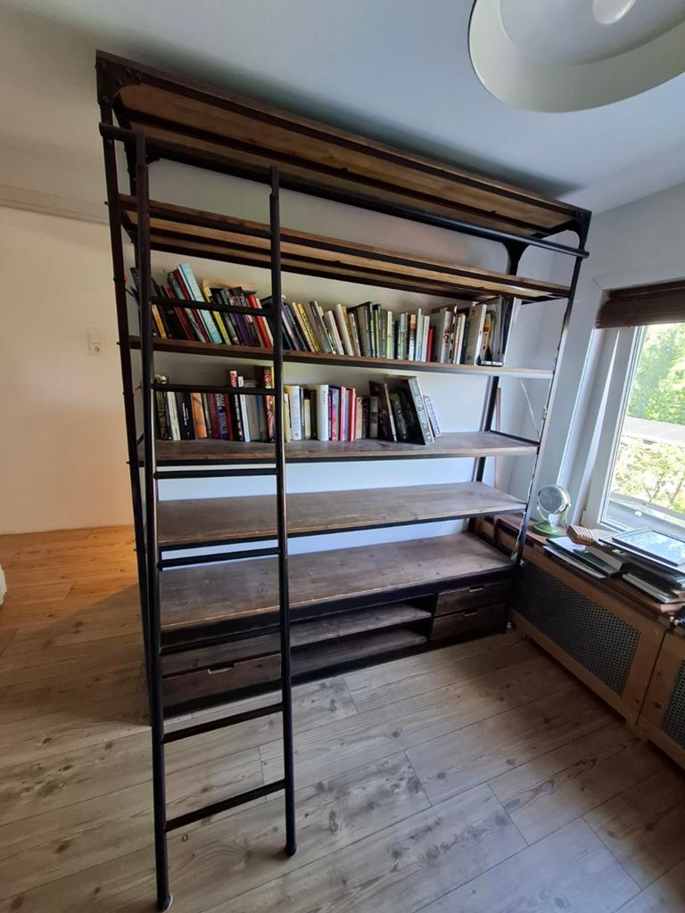 Boekenkast industrieel met ladder en lades, Huis en Inrichting, Kasten | Boekenkasten, Met plank(en), 200 cm of meer, 150 tot 200 cm