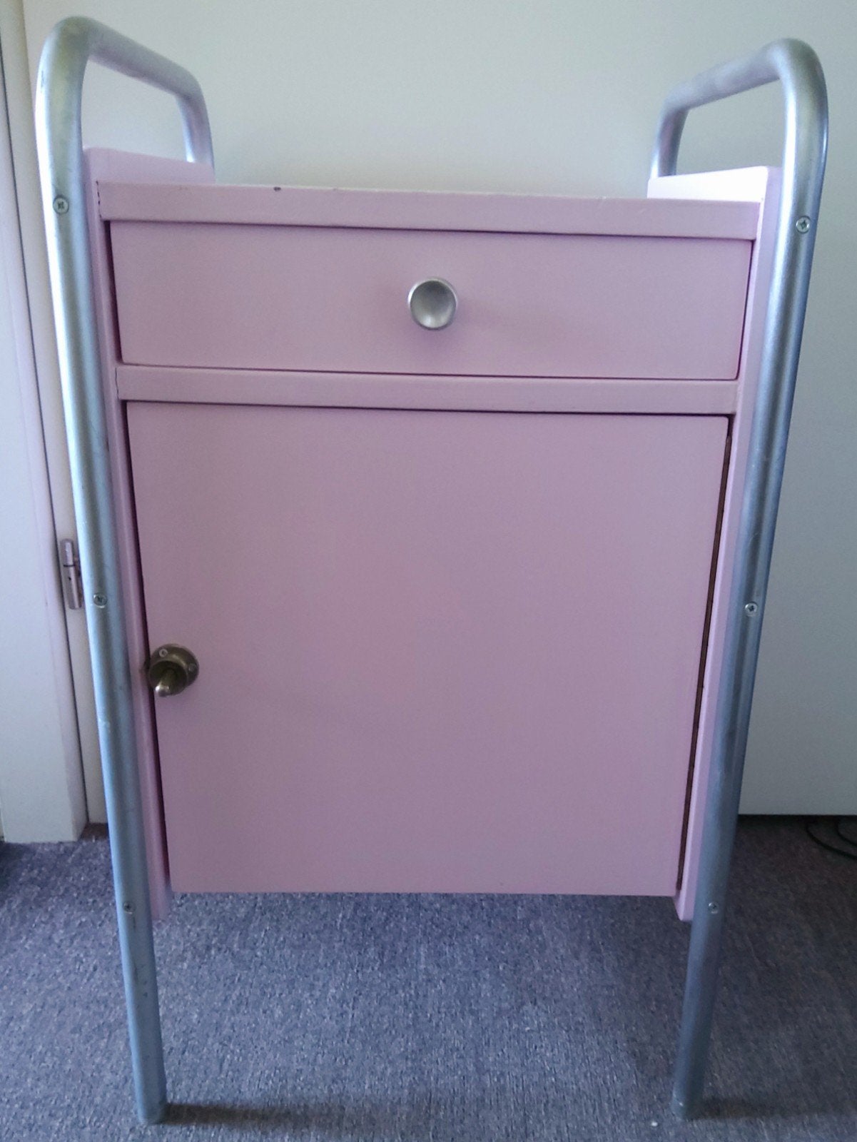(ziekenhuis)nachtkastje hout met metalen buisframe '40/'50, Huis en Inrichting, Ophalen, Gebruikt, Minder dan 45 cm, 70 cm of meer