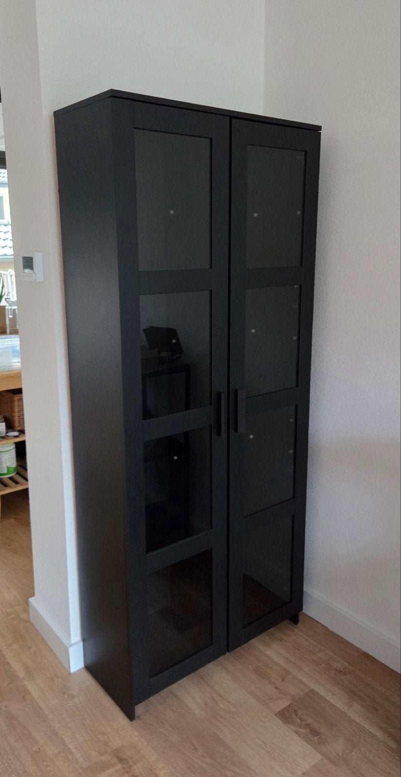 IKEA BRIMNES Zwarte vitrinekast met glazen deuren, Ophalen, Met deur(en), 50 tot 100 cm, Zo goed als nieuw