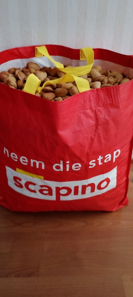 Amandelen ong. 15 kilo tas vol € 15, Ophalen