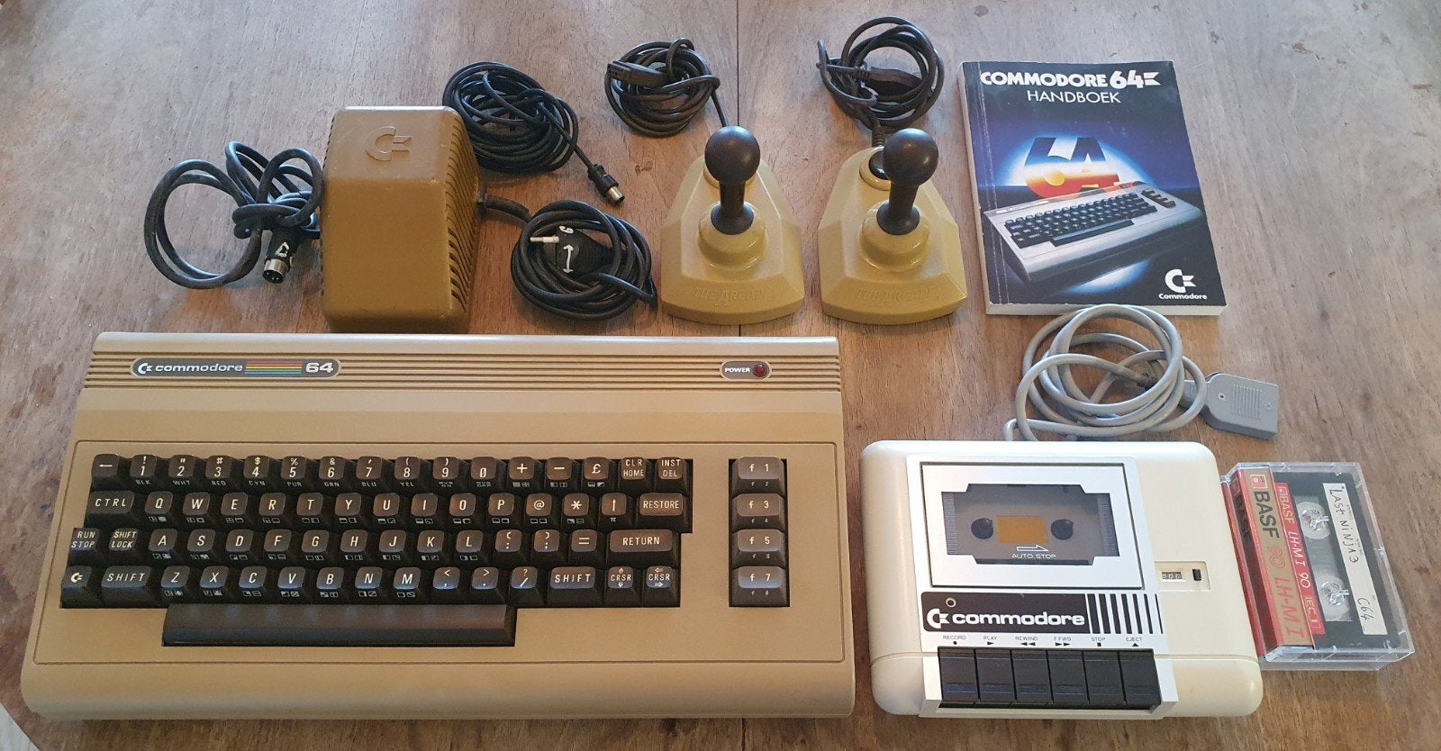Commodore 64 (C64) met o.a. Datassette, joysticks, handboek, Ophalen of Verzenden, Commodore