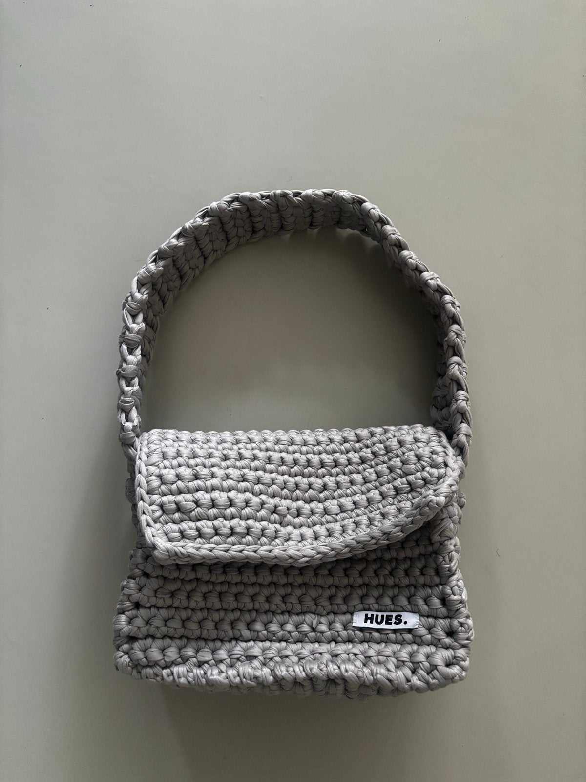 HUES. Gehaakte Schoudertasje - Grijs, Sieraden, Tassen en Uiterlijk, Ophalen of Verzenden, Zo goed als nieuw, Grijs, Schoudertasje
