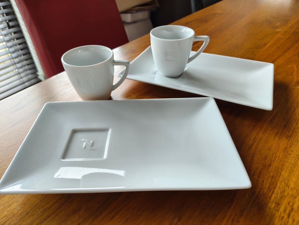 Nespresso koffie kopjes met pastry plateau, Keramiek, Ophalen of Verzenden, Zo goed als nieuw, Effen