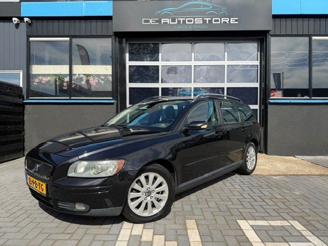 Volvo V50 2.4 Momentum Airco Cruise Trekhaak Nieuwe APK Deal, Auto's, Volvo, Dealer onderhouden, Gebruikt, Zwart, 700 kg