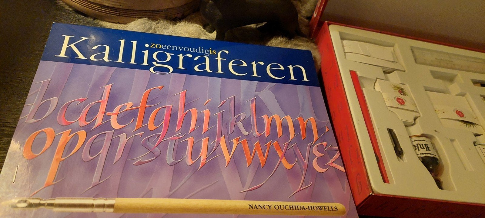 BOEK ZO EENVOUDIG IS KALLIGRAFEREN +veer/-pen/-punten, inkt+, Boeken, Gelezen, Ophalen of Verzenden, Geschikt voor kinderen, Nancy ouchida-  howells  - ATRIUM