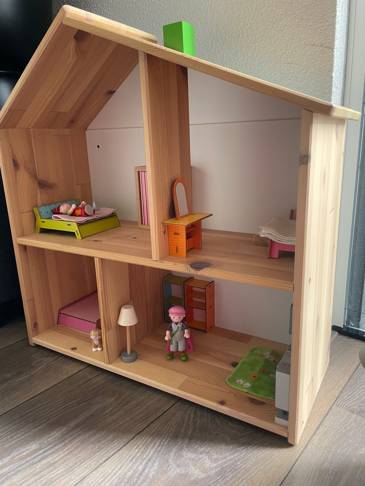 Houten poppenhuis met meubels en poppetjes, Ophalen, Zo goed als nieuw, Poppenhuis