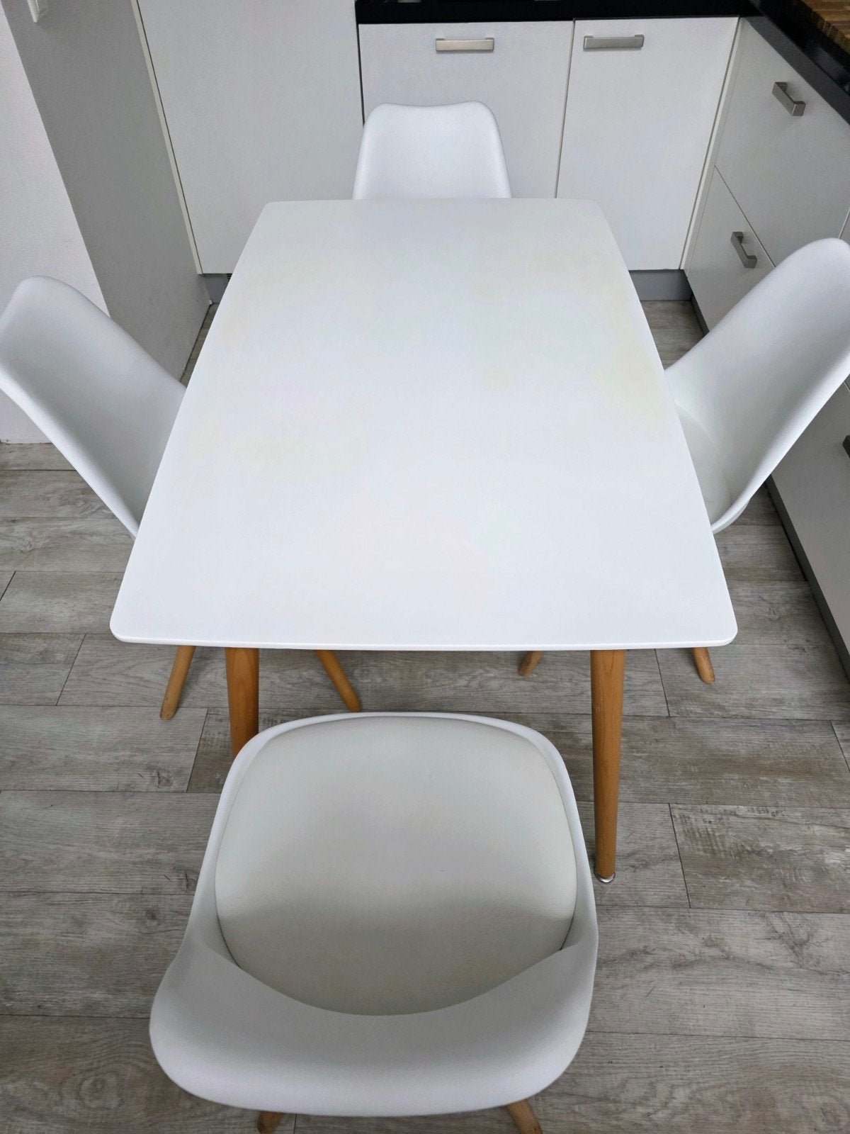 Witte eettafel met houten poten en 4 stoelen, Huis en Inrichting, Ophalen, Gebruikt, 100 tot 150 cm, 50 tot 100 cm