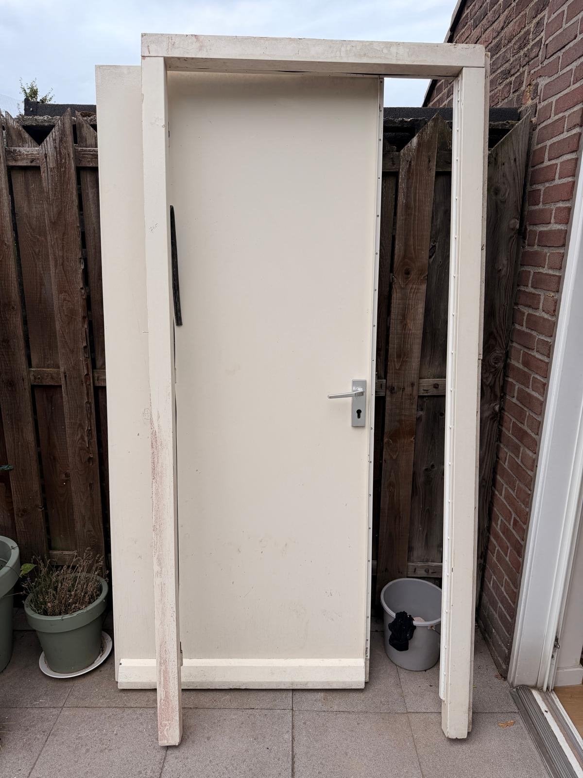 Stevige houten deur met kozijn, Gebruikt, Buitendeur, 200 tot 215 cm, Hout
