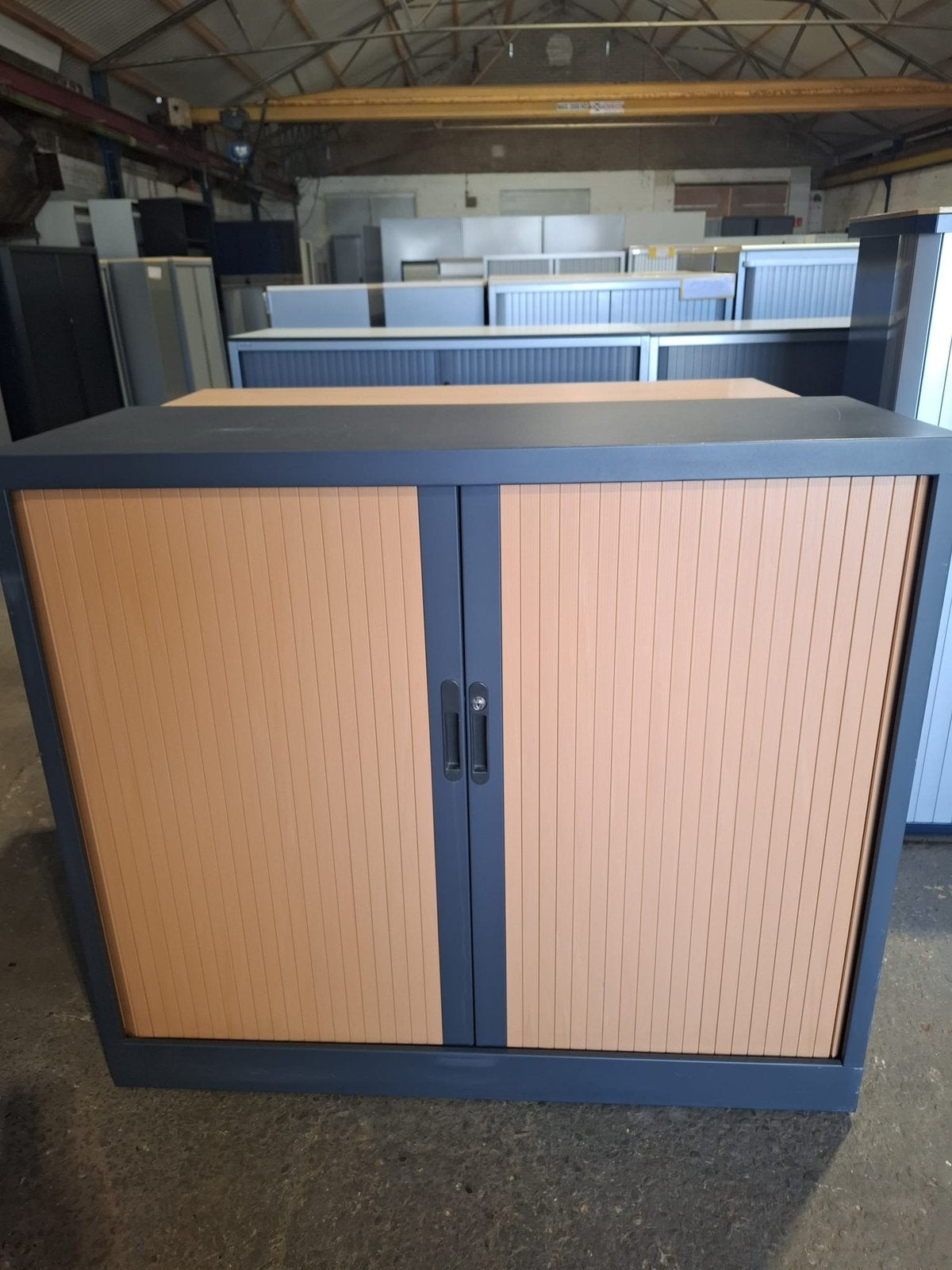 Metalen roldeurkast met 2 legborden, Ophalen, Gebruikt, 100 tot 150 cm, 100 tot 150 cm