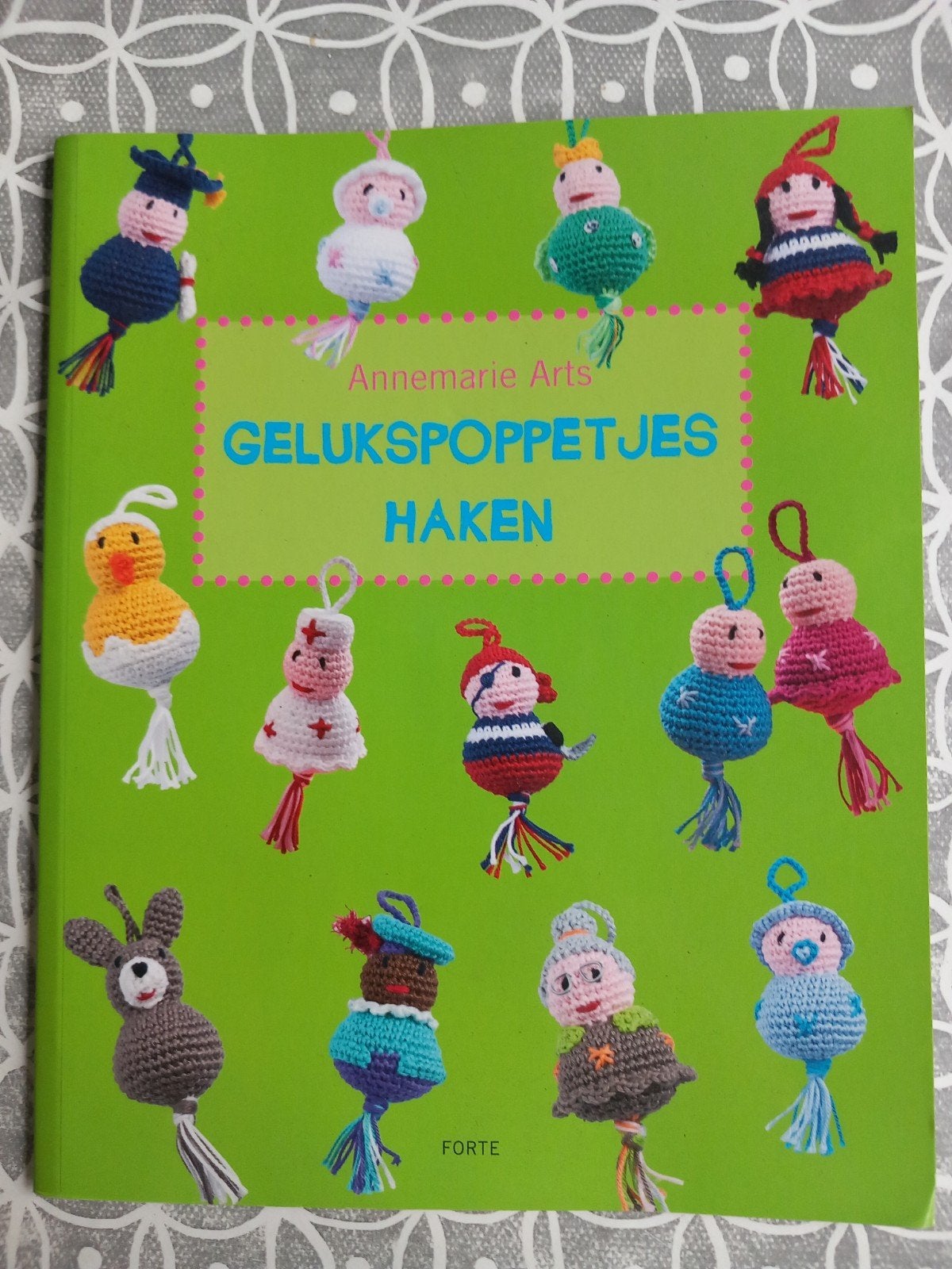 Annemarie Arts - Gelukspoppetjes haken, Breien en Haken, Ophalen of Verzenden, Zo goed als nieuw, Annemarie Arts