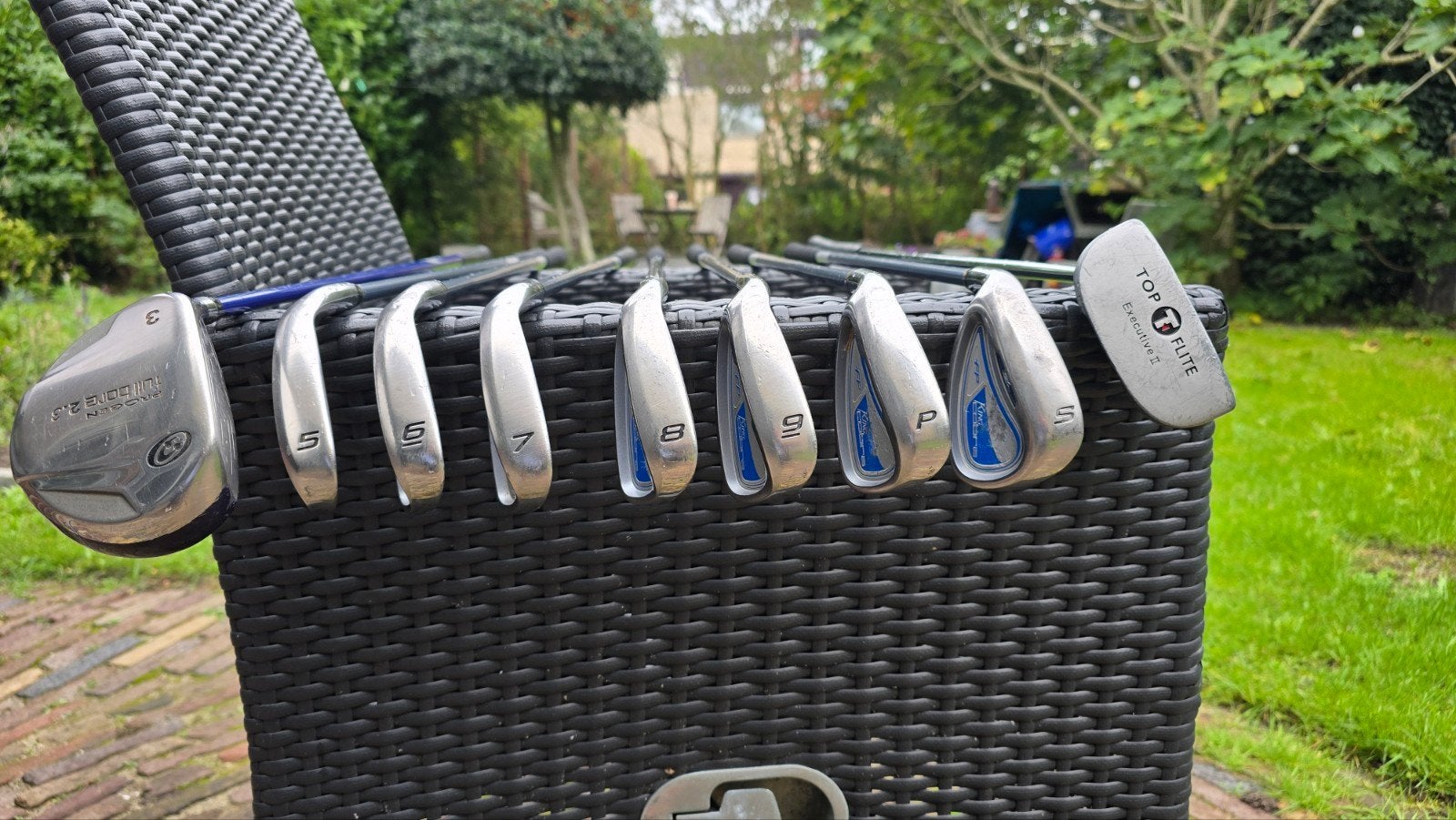 Foto 2 van Complete linkshandige golfset met tas - King Cobra ijzers