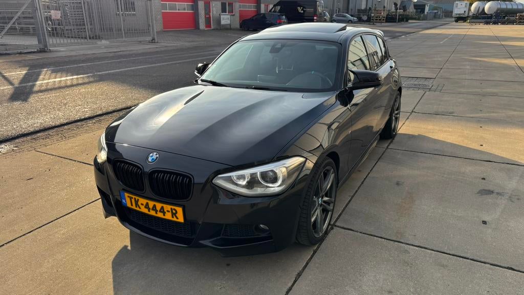 BMW 1-Serie 116i 210PK 5D Aut. 2014 Zwart, Auto's, BMW, Automaat, 65 €/maand, Achterwielaandrijving, 4 cilinders