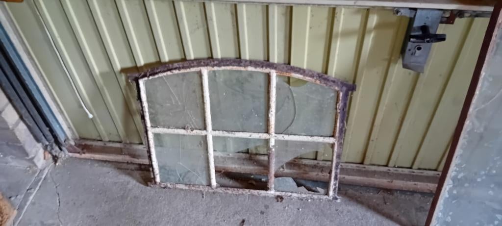 Oud stalraam met gebroken glas, Gevelraam of Ruit, Gebruikt, Minder dan 80 cm, Minder dan 80 cm