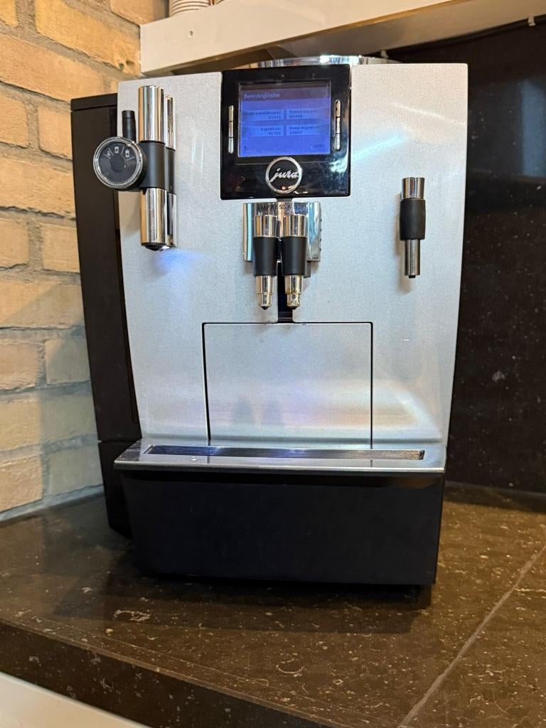 Jura impressa xj9 in zeer nette staat, Ophalen, Afneembaar waterreservoir, 10 kopjes of meer, Koffiemachine