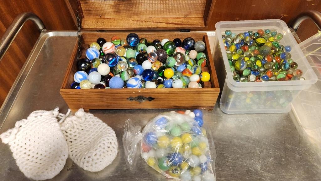 Grote verzameling knikkers in houten kist en plastic bak, Verzamelen, Ophalen, Gebruikt