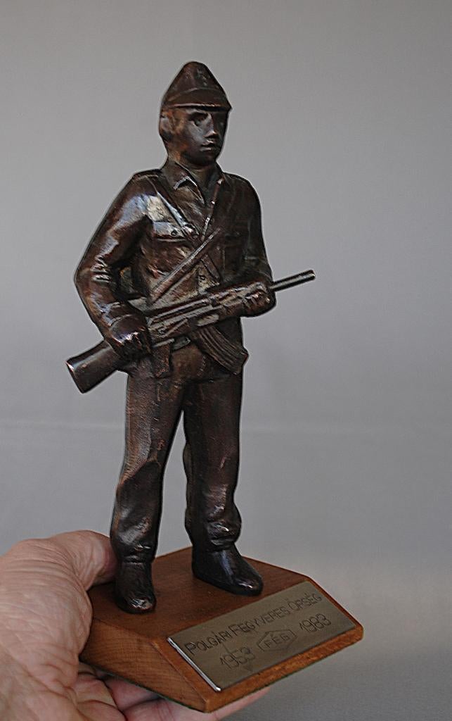 Soldaat met AK-47 Brons Beeld 2kilo 24cm Militair Volksleger, Ophalen of Verzenden