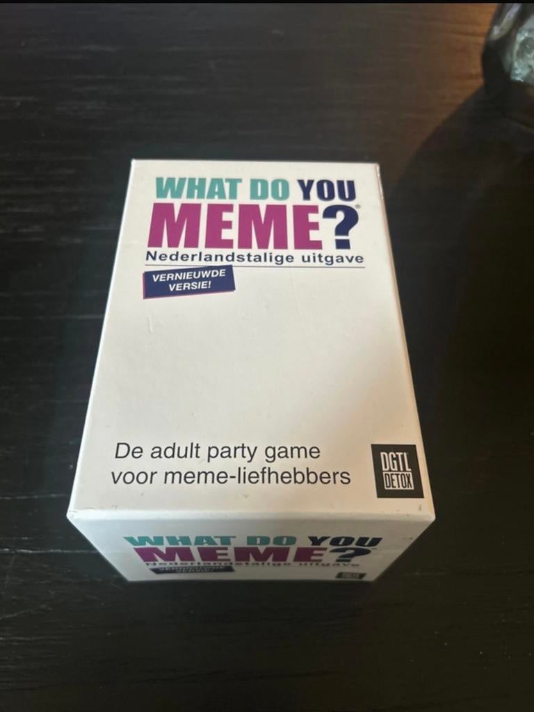 What Do You Meme? - Compleet Nieuw!, Hobby en Vrije tijd, Gezelschapsspellen | Bordspellen, Drie of vier spelers, Ophalen of Verzenden