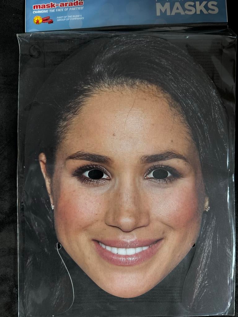 Masker Meghan met hoedje (haarclip) - Feestartikel, Ophalen of Verzenden, Zo goed als nieuw, Feestartikel, Overige