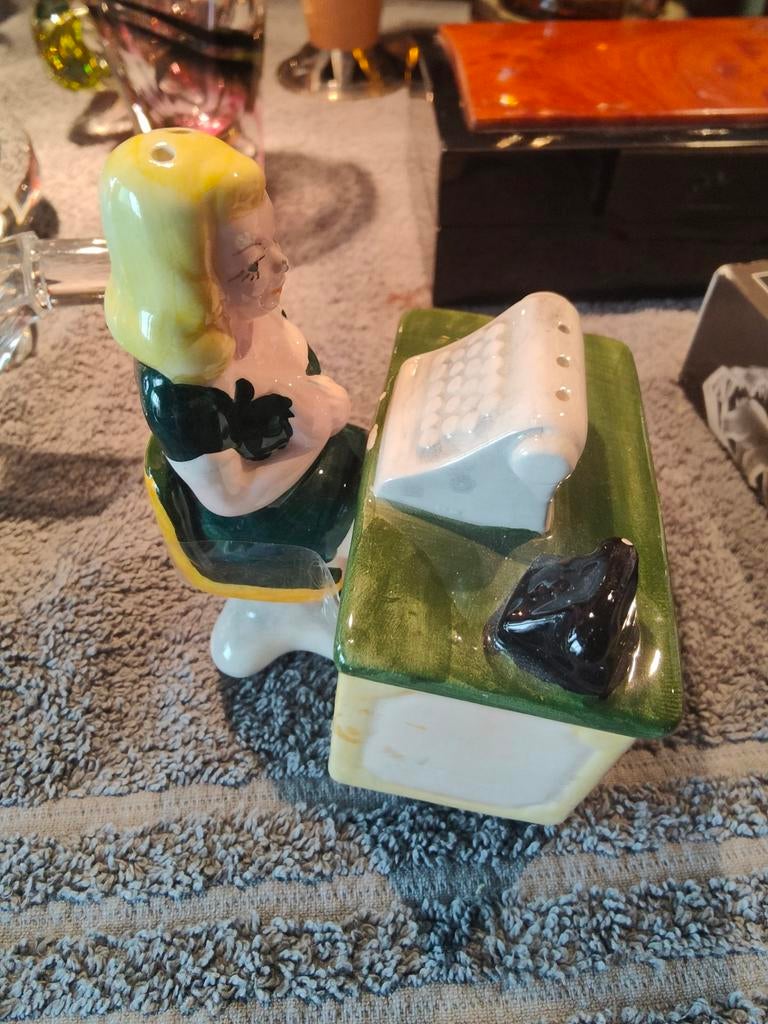 Peper en zout stellen hondjes en  meisje achter bureau, Ophalen of Verzenden, Gebruikt, Overige materialen, Los bestek
