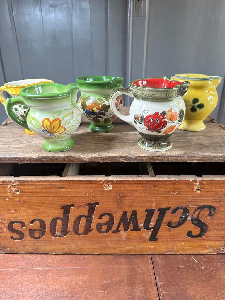 Vijf charmante vintage 1 persoons wijnkannetjes, Antiek en Kunst, Antiek | Keramiek en Aardewerk, Ophalen of Verzenden